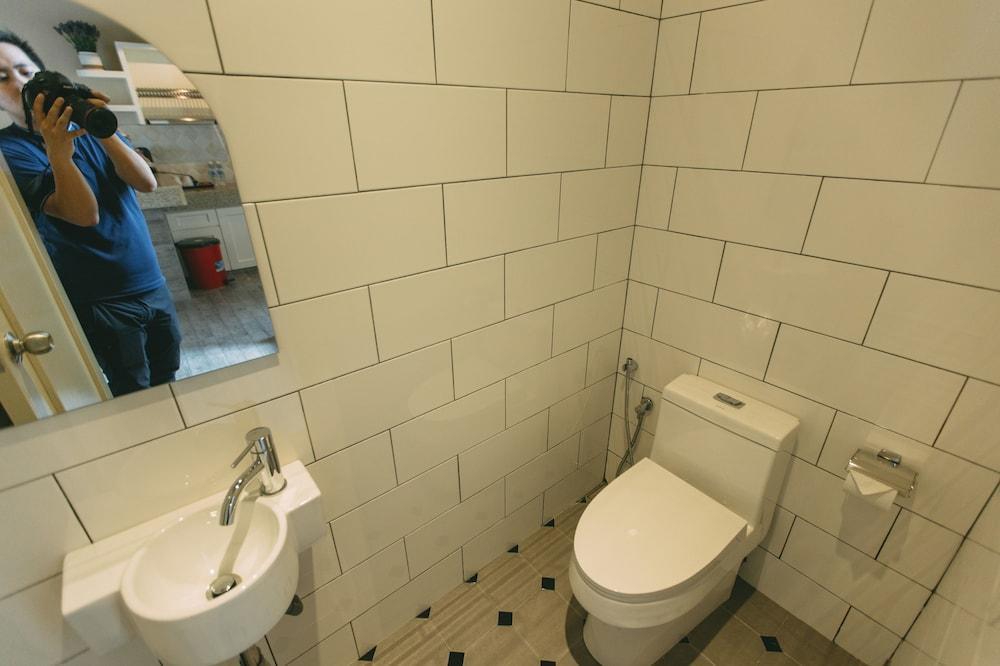 Tasik Villa International Resort Port Dickson Extérieur photo Bathroom with a bidet