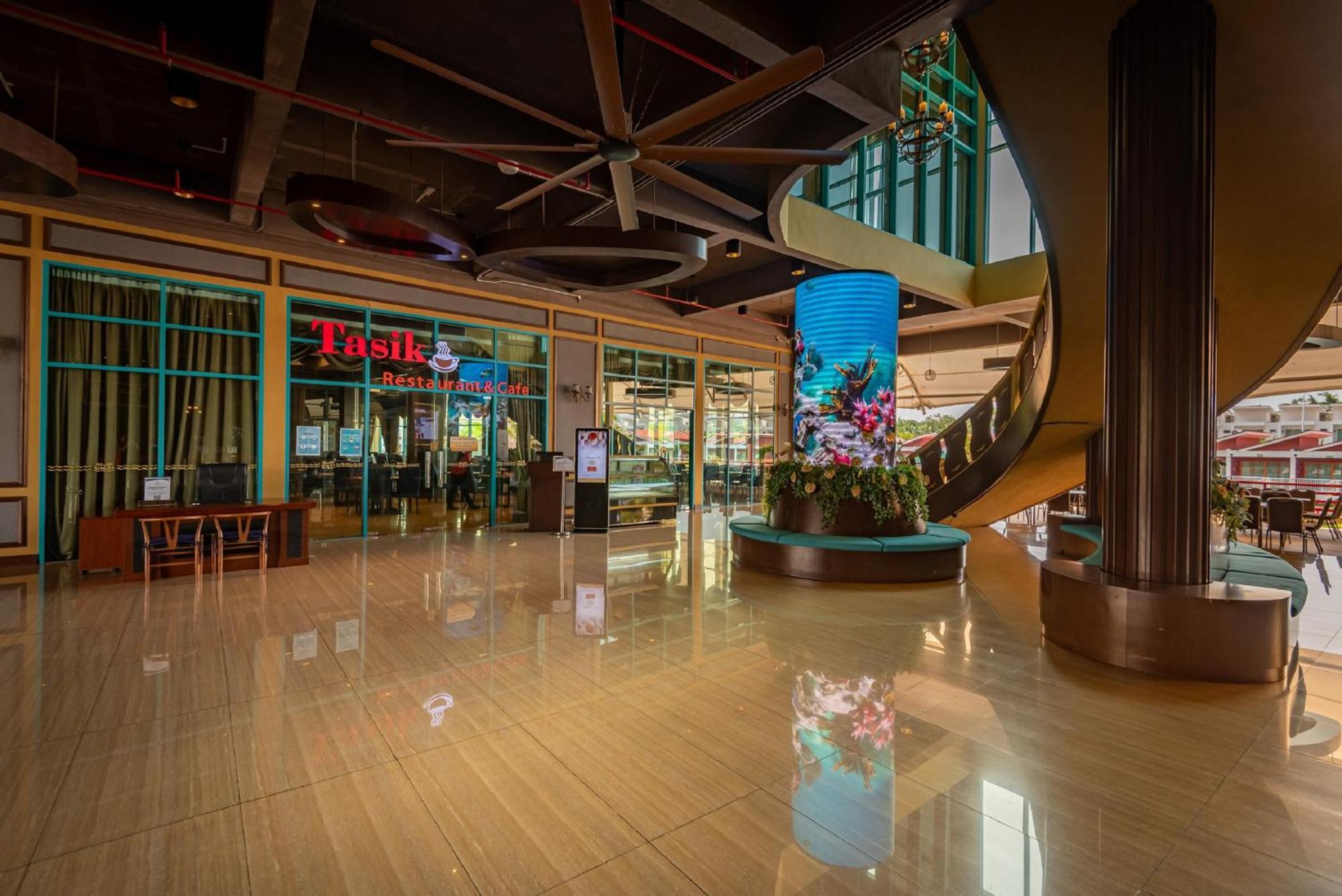 Tasik Villa International Resort Port Dickson Extérieur photo The interior of the mall