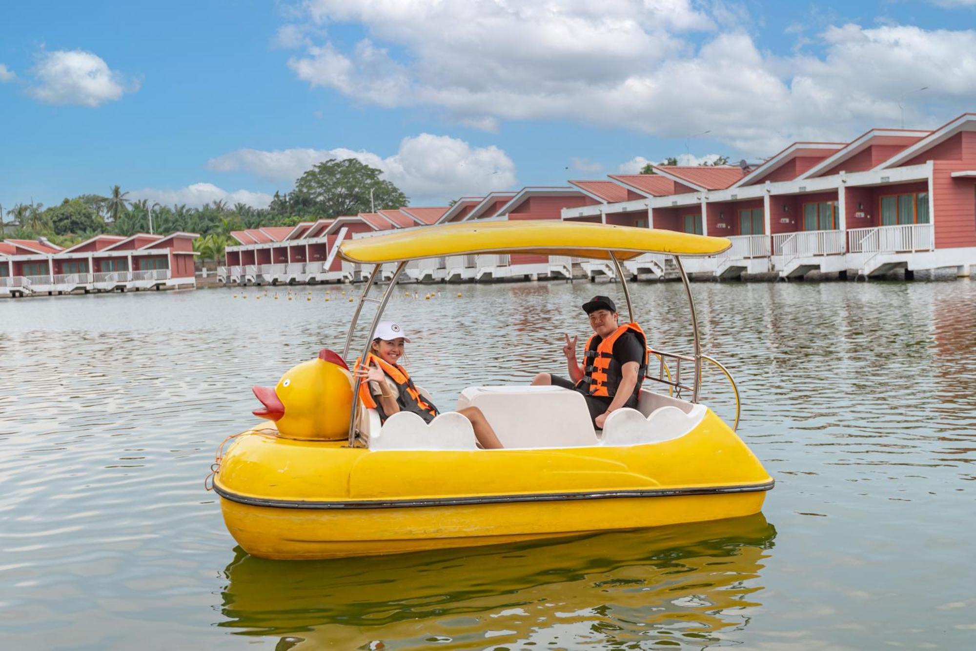 Tasik Villa International Resort Port Dickson Extérieur photo A pedal boat in Vietnam