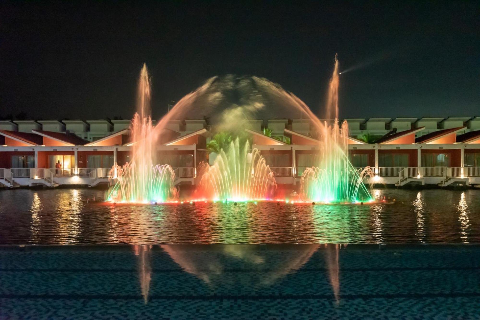 Tasik Villa International Resort Port Dickson Extérieur photo Fountains at the resort