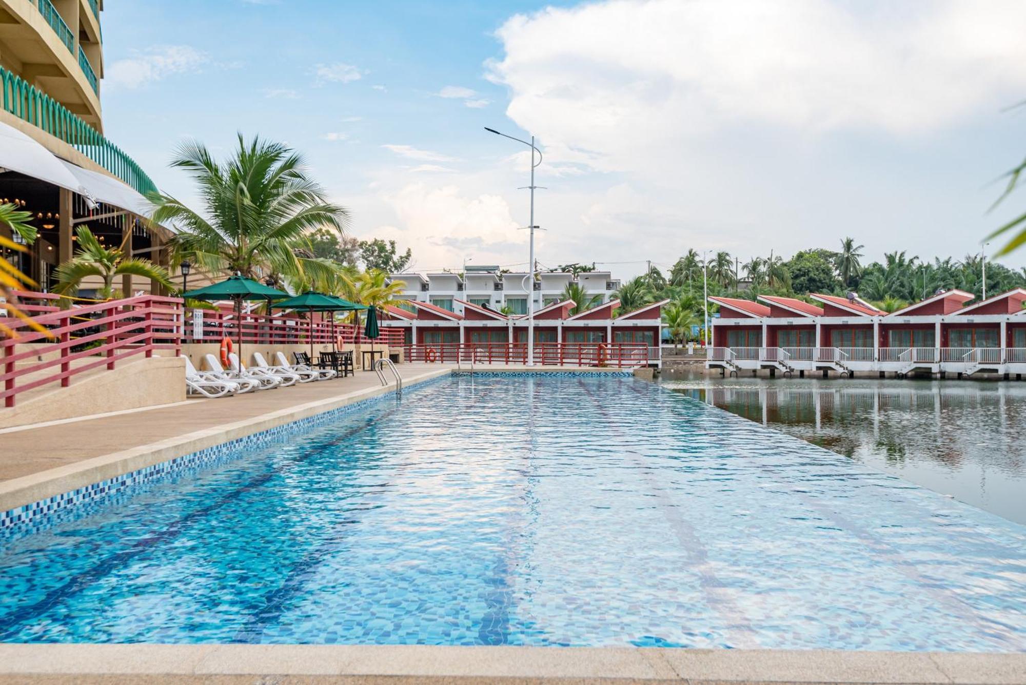 Tasik Villa International Resort Port Dickson Extérieur photo The pool at the resort