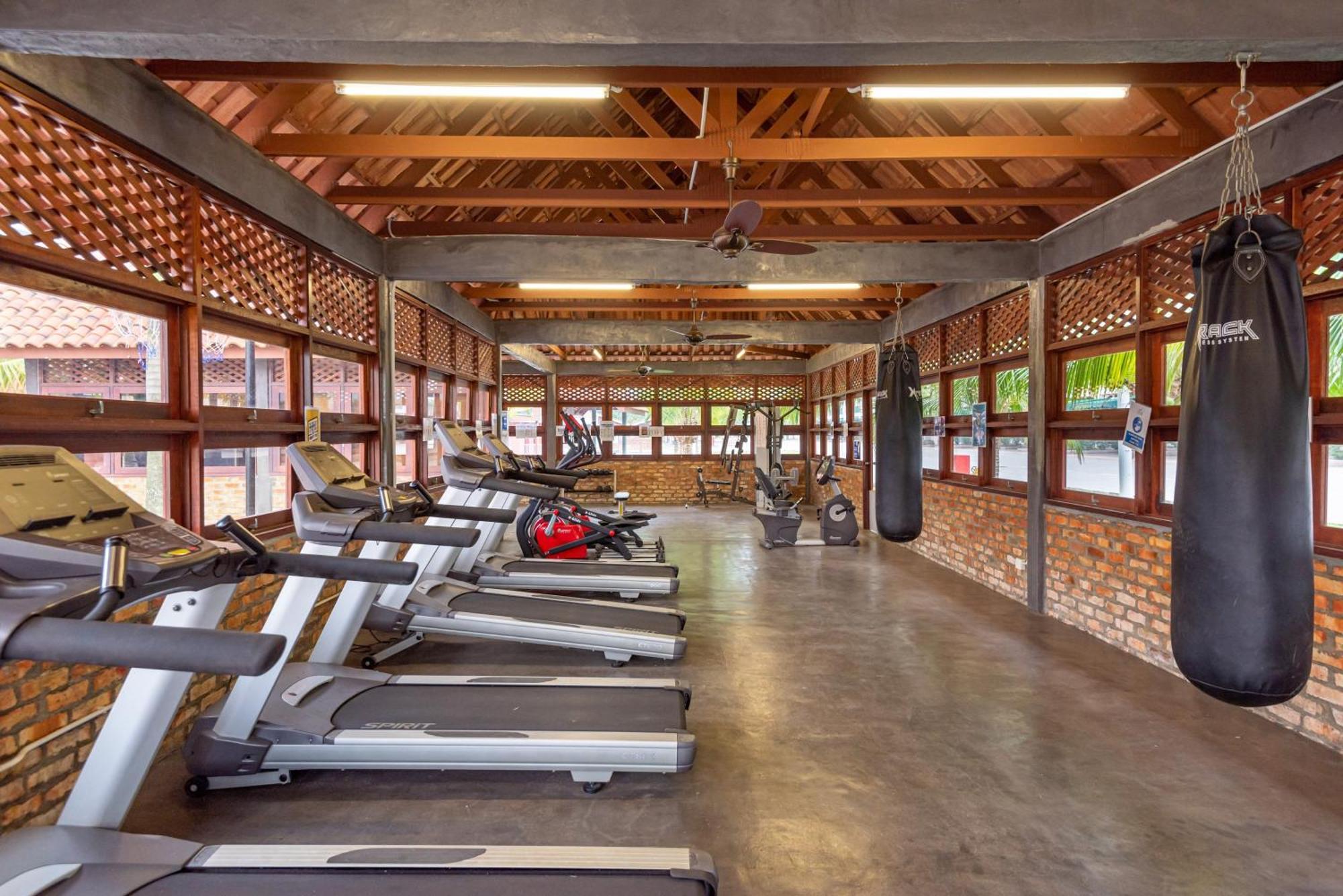 Tasik Villa International Resort Port Dickson Extérieur photo The gym at the resort