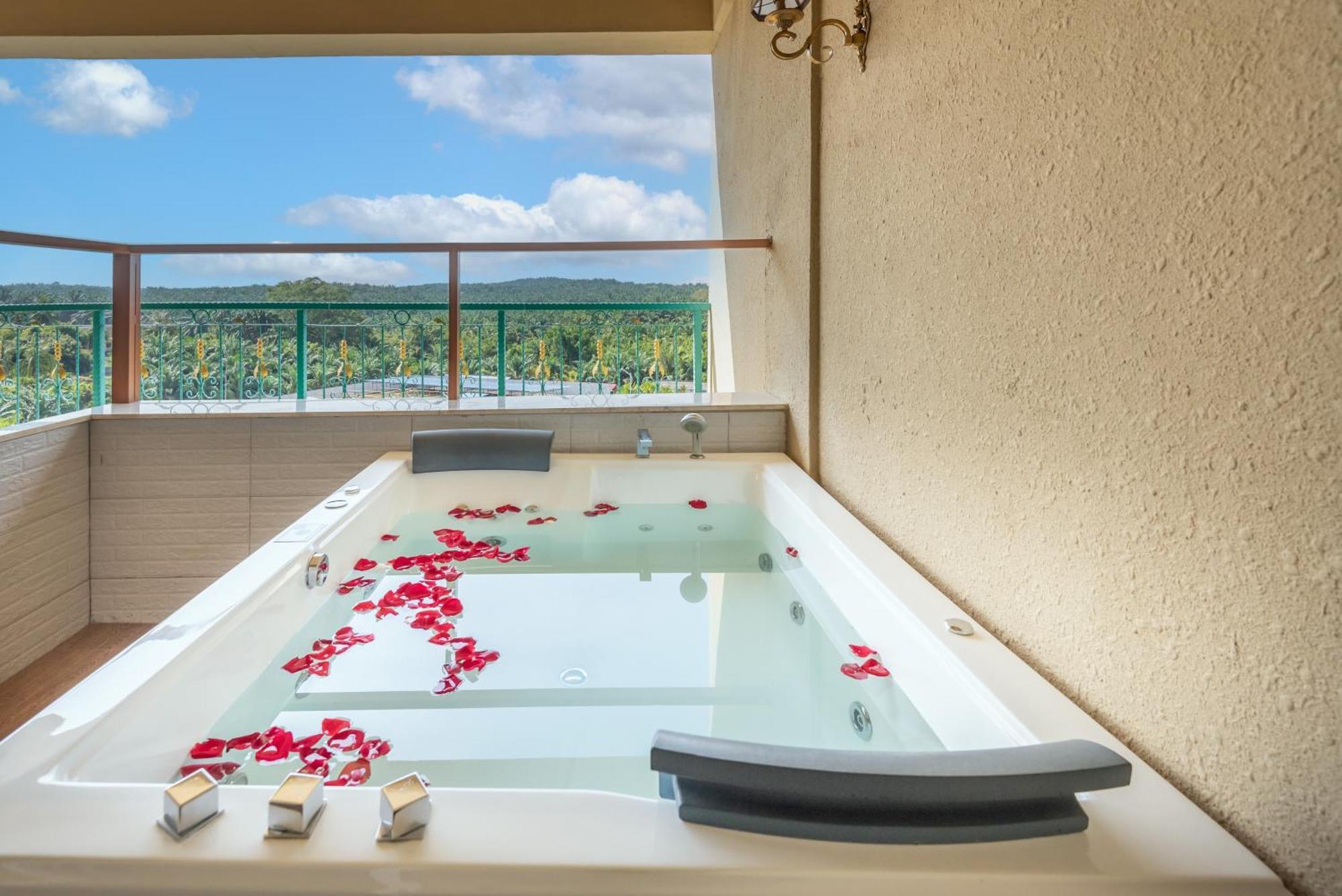 Tasik Villa International Resort Port Dickson Extérieur photo A whirlpool bath