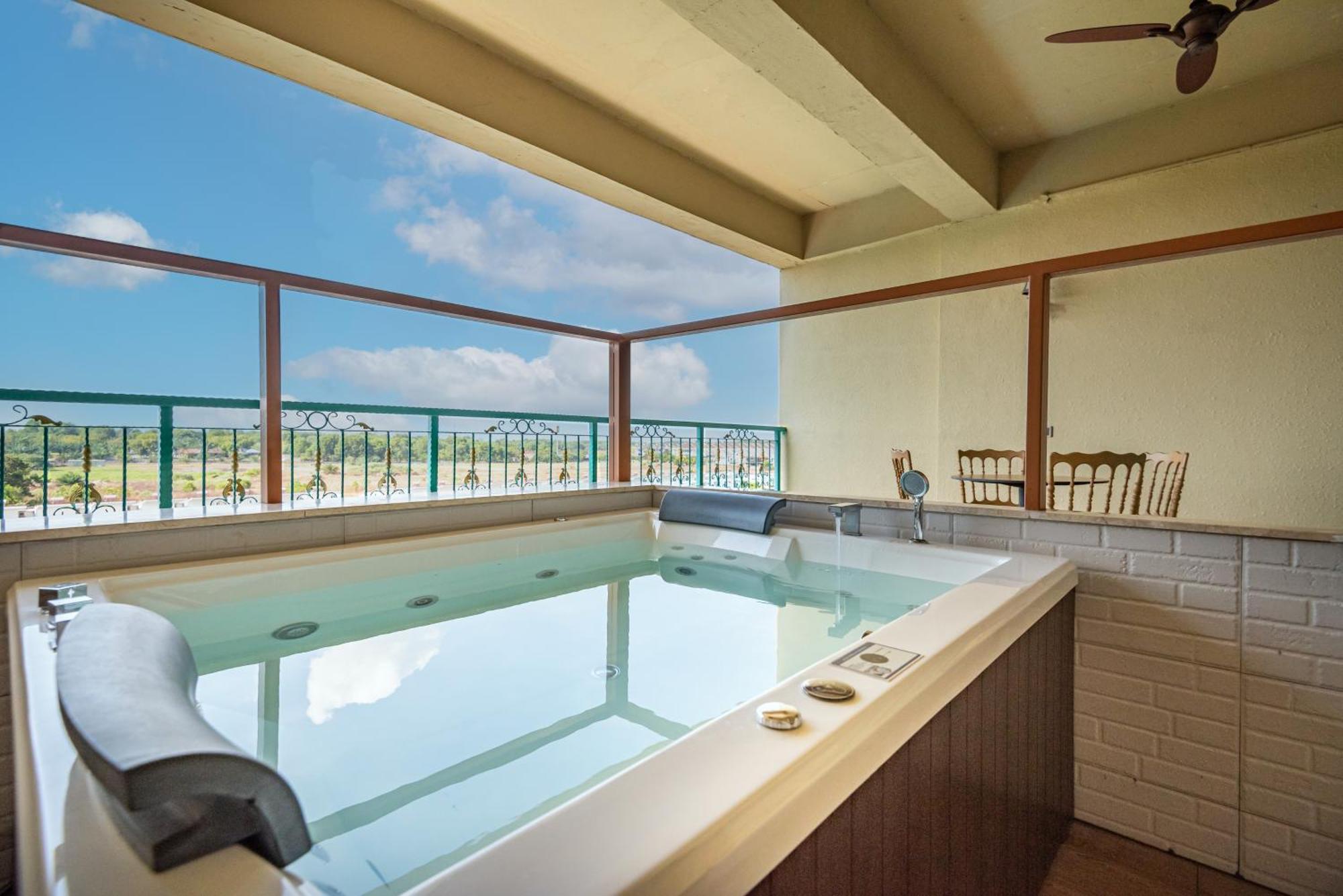 Tasik Villa International Resort Port Dickson Extérieur photo A hot tub