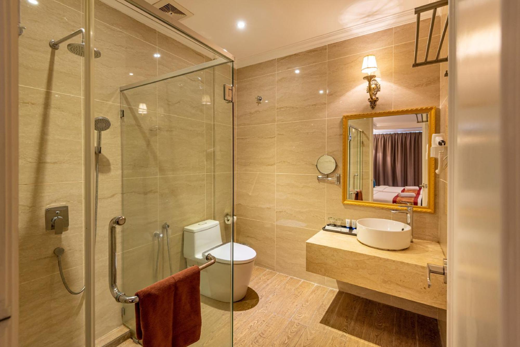 Tasik Villa International Resort Port Dickson Extérieur photo A bathroom in a hotel