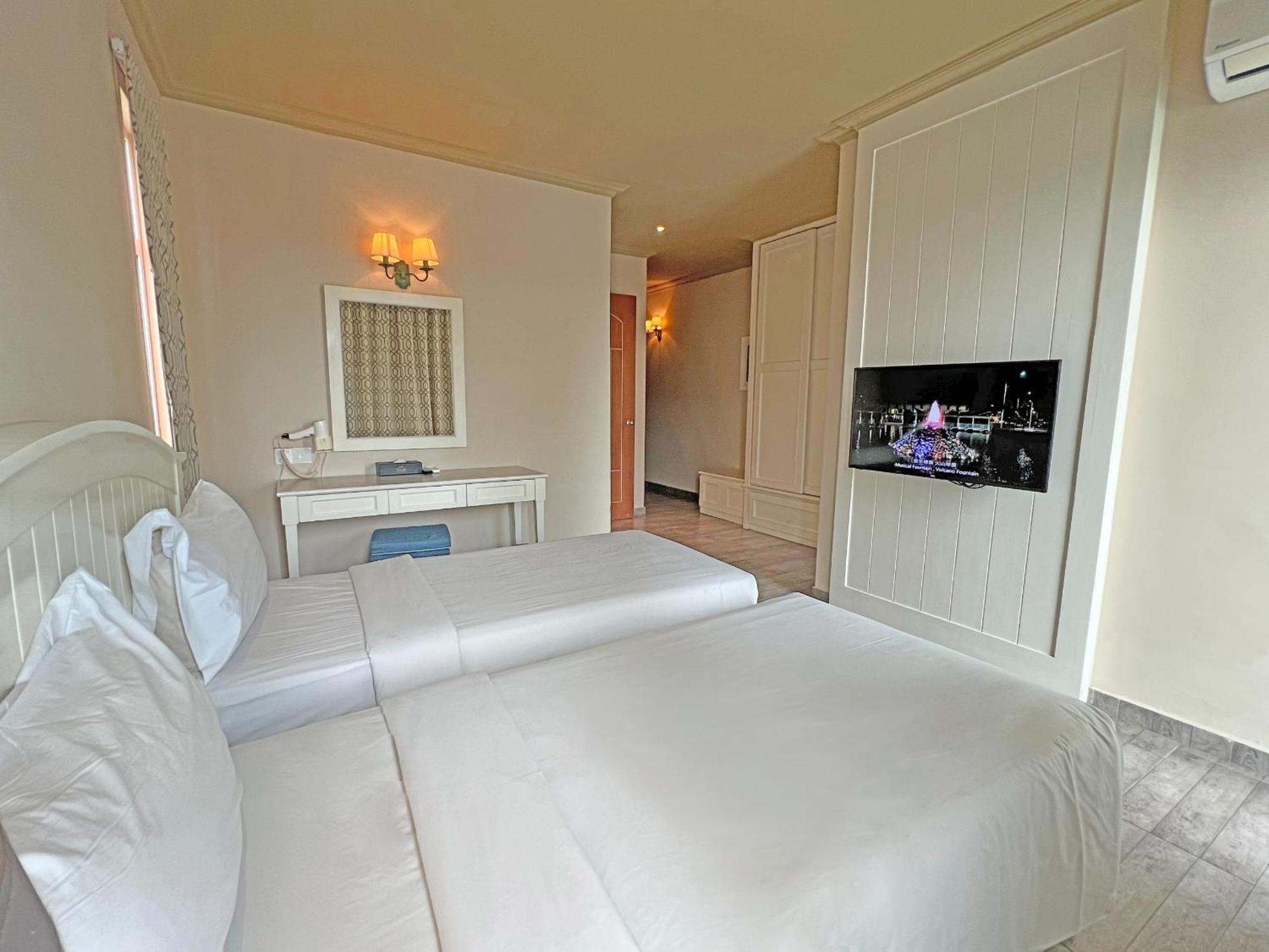 Tasik Villa International Resort Port Dickson Extérieur photo A room at the hotel