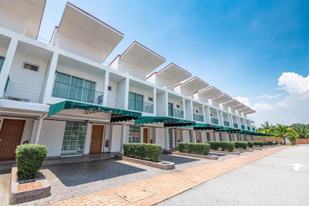 Tasik Villa International Resort Port Dickson Extérieur photo The residence hall