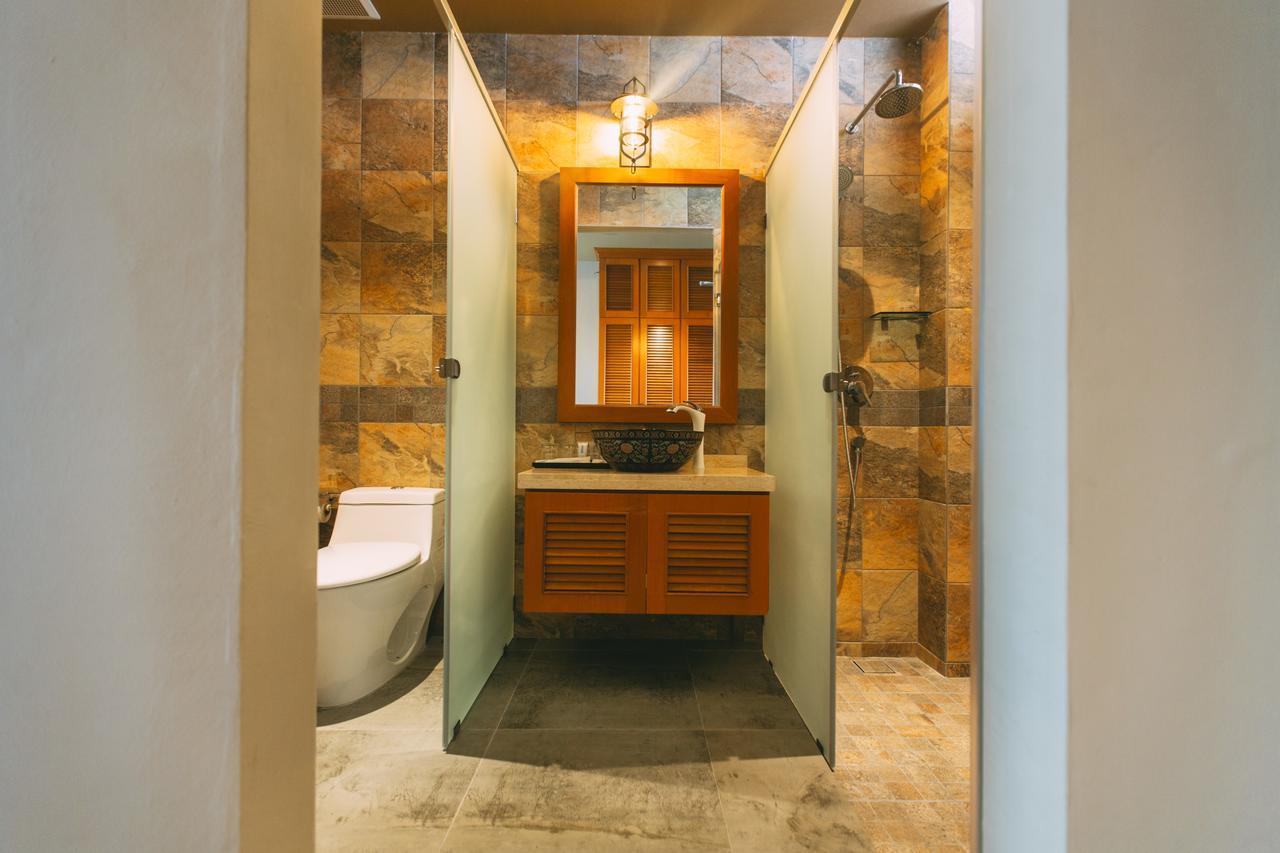 Tasik Villa International Resort Port Dickson Extérieur photo Bathroom in a hotel